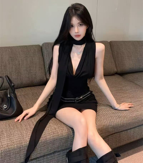 American-style streamlined sleeveless black skirt that hugs the hips