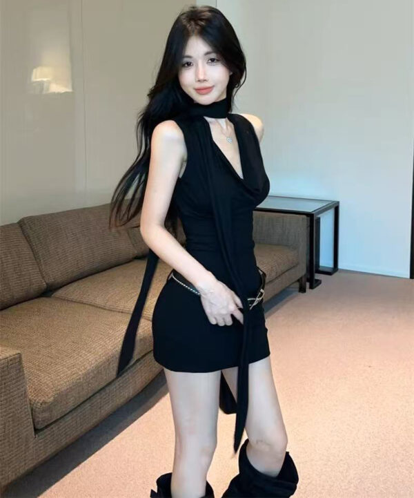 American-style streamlined sleeveless black skirt that hugs the hips