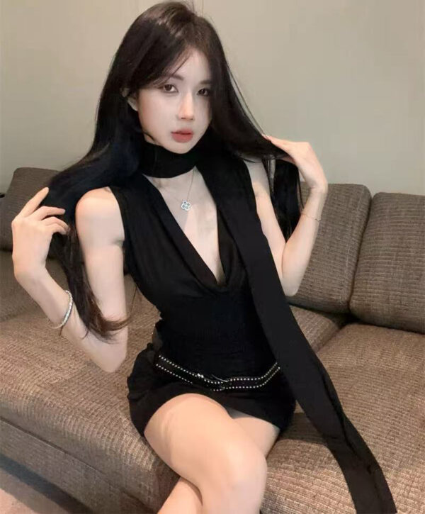 American-style streamlined sleeveless black skirt that hugs the hips