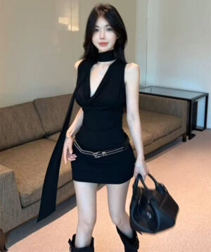 American-style streamlined sleeveless black skirt that hugs the hips